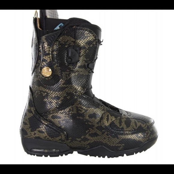 NEW in The Box Burton Modern Snowboard Boots! - Picture 2 of 4